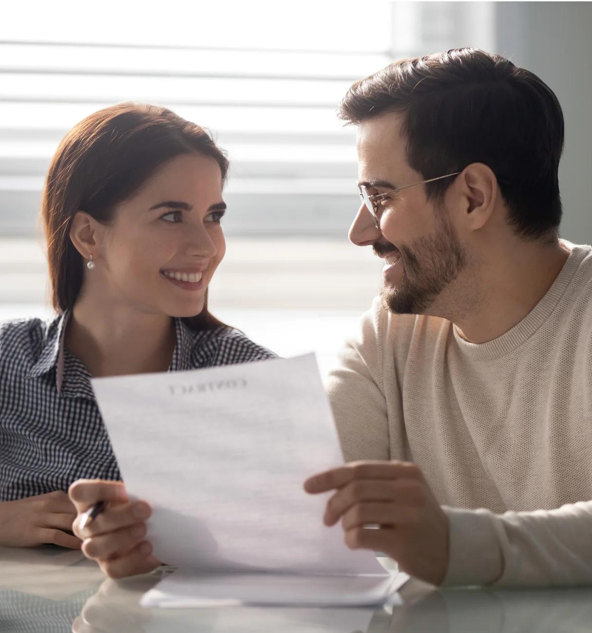 Jeune homme souriant avec une trottinette électrique
